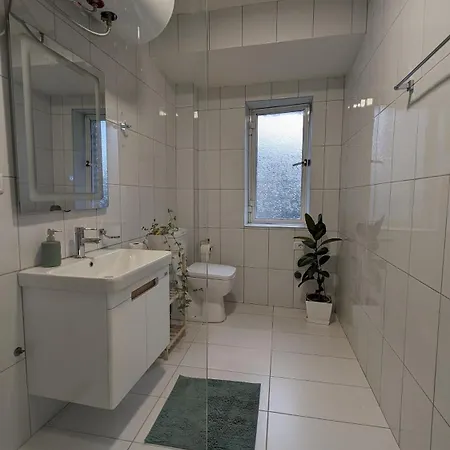 アパート Modern Cozy 10 Min Walk To Skanderbeg Square ティラナ