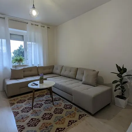 Modern Cozy 10 Min Walk To Skanderbeg Square Apartment