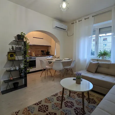 Modern Cozy 10 Min Walk To Skanderbeg Square