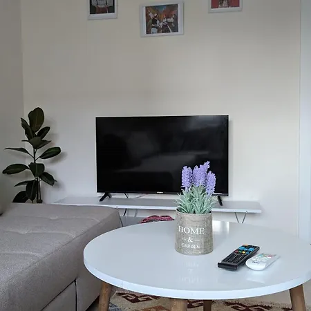 Modern Cozy 10 Min Walk To Skanderbeg Square Apartment *