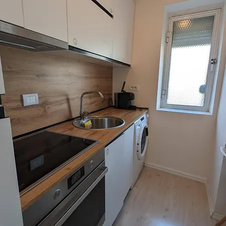 Modern Cozy 10 Min Walk To Skanderbeg Square Apartment *