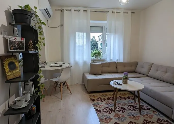 Апартаменты Modern Cozy 10 Min Walk To Skanderbeg Square *