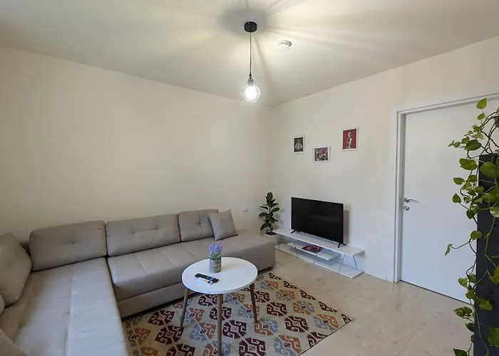 Апартаменты Modern Cozy 10 Min Walk To Skanderbeg Square Тирана